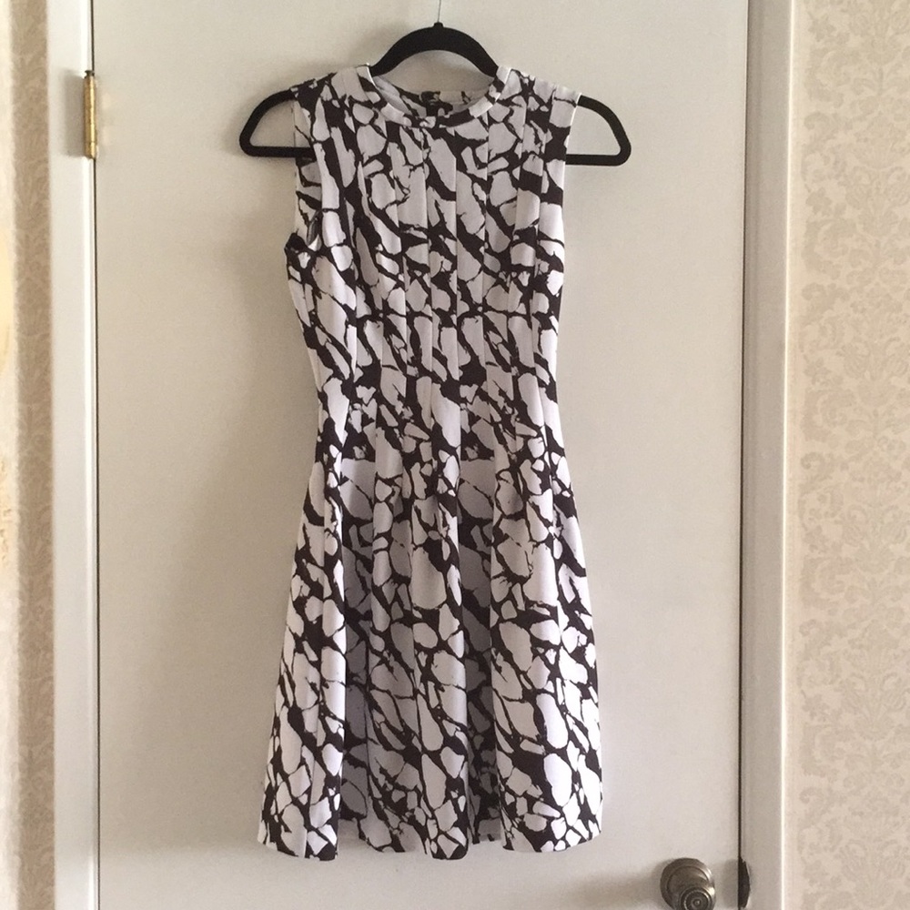 H&M•Black/White Abstract Print Fitted Tank Dress
